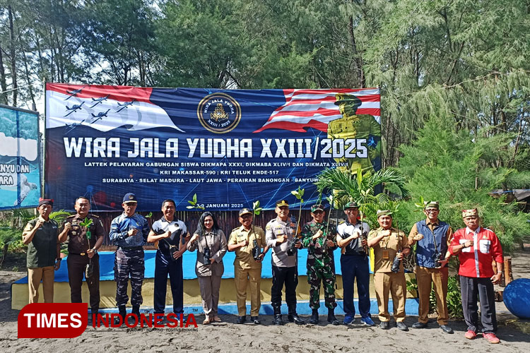 Satgas Lattek WJY 23 Gelar Bakti Lingkungan di Pantai Cemara Banyuwangi