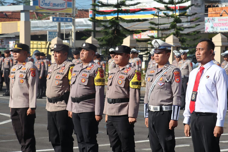 memberikan-penghargaan-keoada-salah-satu-personel.jpg