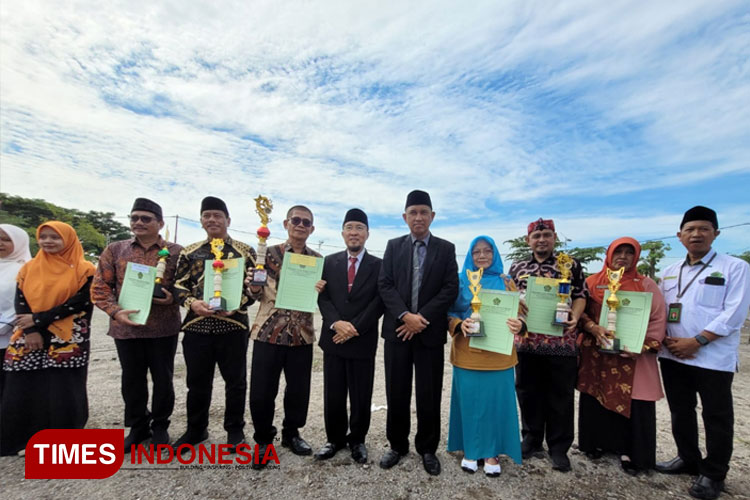 menerima-penghargaan-Juara-I-Favorit-Sekolah-Moderasi-Tingkat-Jatim-3.jpg