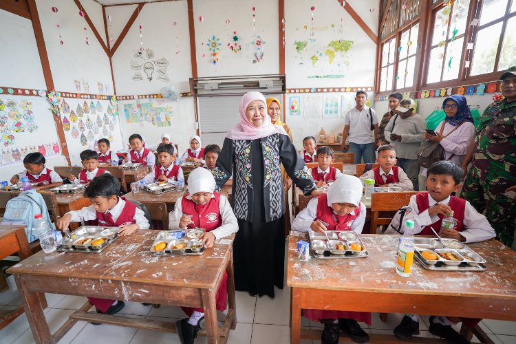 Tinjau Program MBG di Bangkalan, Khofifah: Makanan Bergizi Tingkatkan Kecerdasan Siswa