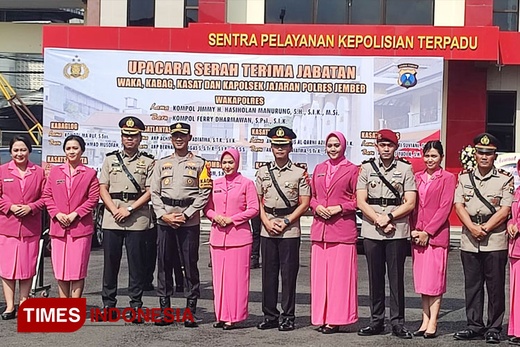 Kapolres Jember Pimpin Serah Terima Jabatan 10 Perwira saat Apel