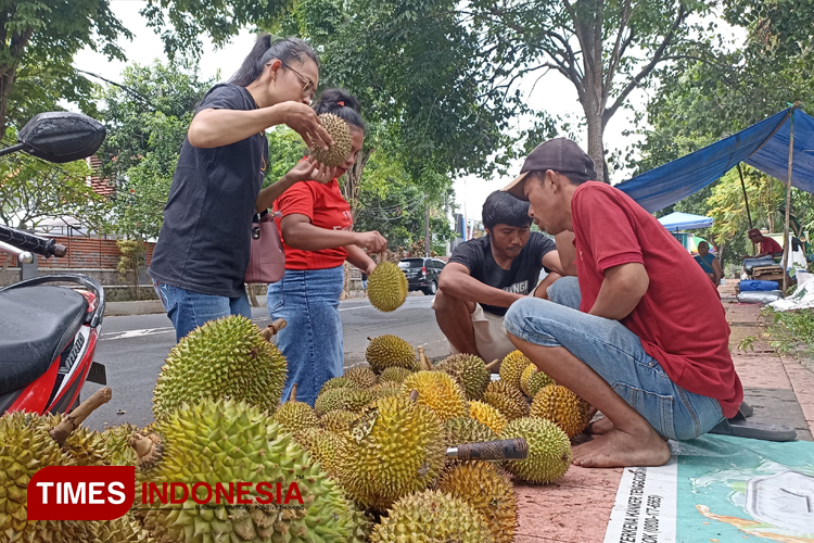 Banyuwangi Diserbu Durian Bali, Pedagang Buah Kebanjiran Rezeki