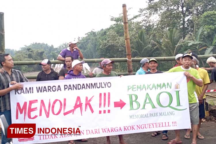 Tolak Area Makam Komersial, Warga Desa Tajinan Malang Tutup Akses Lokasi