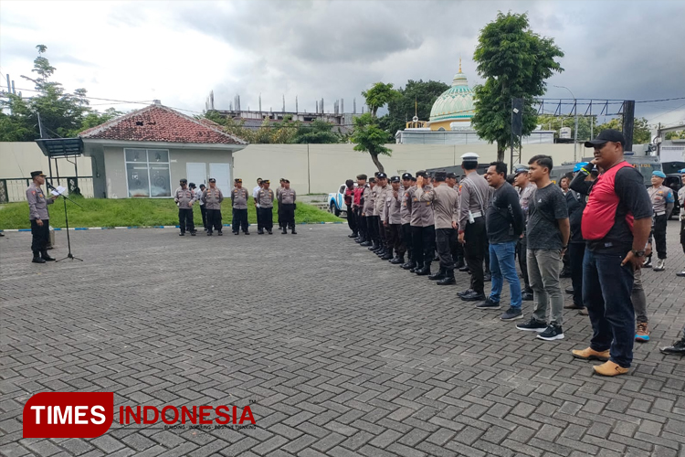 Ratusan Personel Polresta Banyuwangi Jamin Persewangi Berlaga Tanpa Gangguan