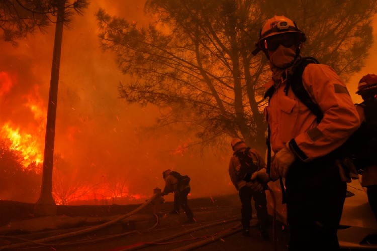 Kebakaran Hebat Melanda Los Angeles, Ribuan Warga Mengungsi