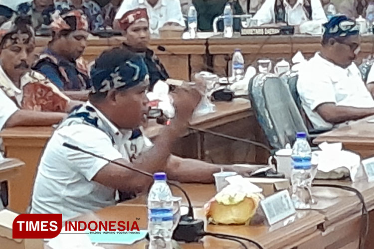 Anggota DPRD Sumba Timur Fraksi Golkar Ayub Paranda saat hadir di Rapat Dengar Pendapat.(FOTO: Habibudin/TIMES Indonesia)