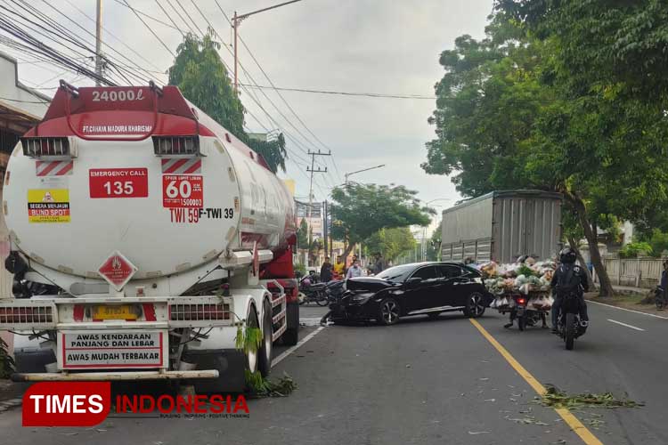 Honda Civic di Banyuwangi Ngacir Usai Tabrak Truk Tangki Pertamina