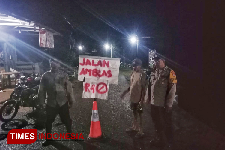 Anggota Polres Pacitan Gerak Cepat Tangani Longsor di Desa Ngunut