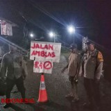 Anggota Polres Pacitan Gerak Cepat Tangani Longsor di Desa Ngunut