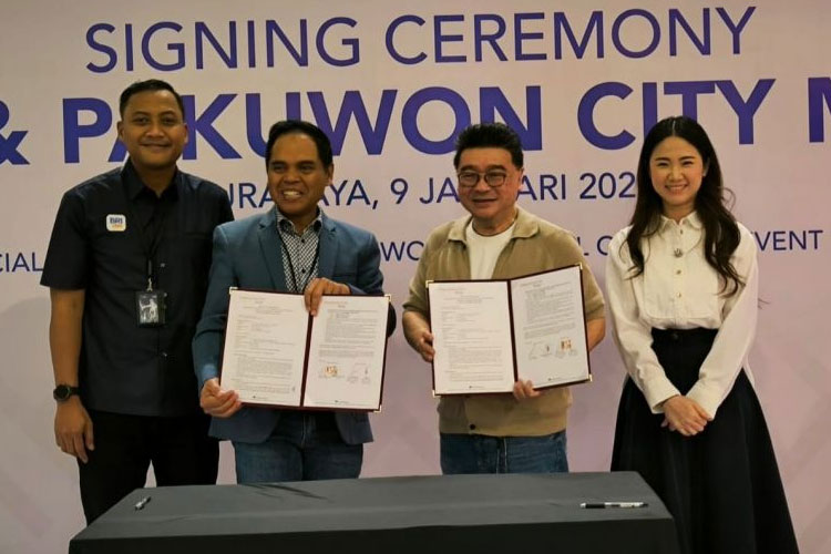 Setiyarta, CEO BRI RO Surabaya dan Sutandi Purnomosidi, Direktur Marketing Pakuwon Group saat melakukan penandatanganan kerja sama, Kamis (9/1/2025).(Dok.BRI RO Surabaya)