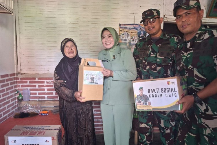 Dandim 0818, Letkol (Inf) Yuda Sancoyo beserta Ketua Persit Kartika Chandra Kirana (KCK) Cabang XXXII Dim 0818, Ny. Diane Yuda Sancoyo saat menyerahkan bantuan.(FOTO A: PENDIM 0818 for TIMES Indonesia)