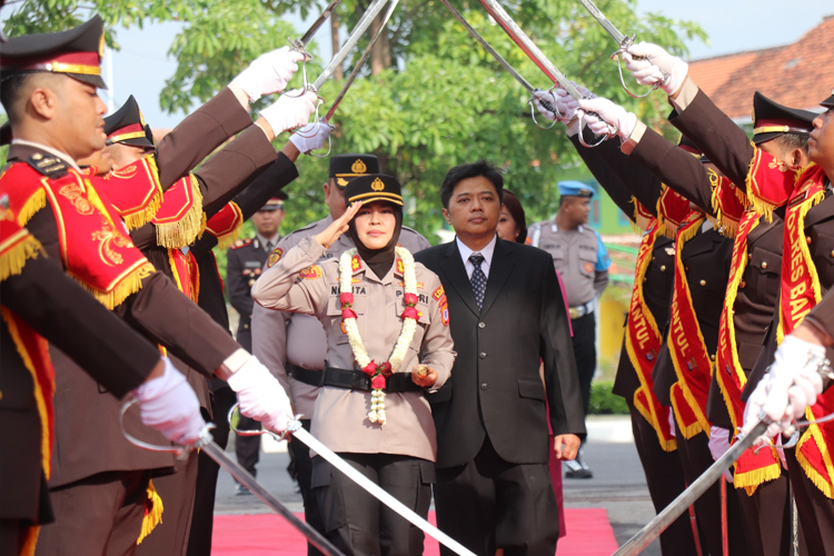 Resmi Jabat Kapolres Bantul, AKBP Novita Eka Sari Disambut Tradisi Pedang Pora