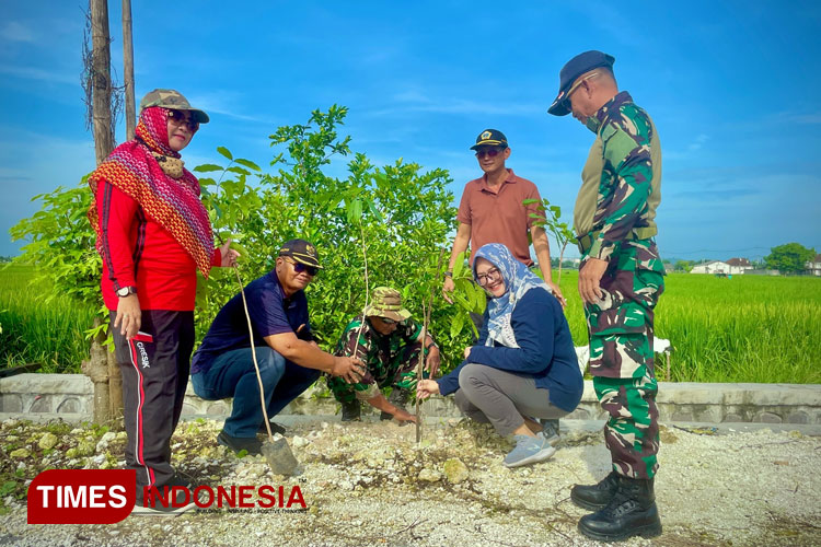 Ratusan Pohon Ditanam untuk Mitigasi Bencana Puting Beliung di Gresik