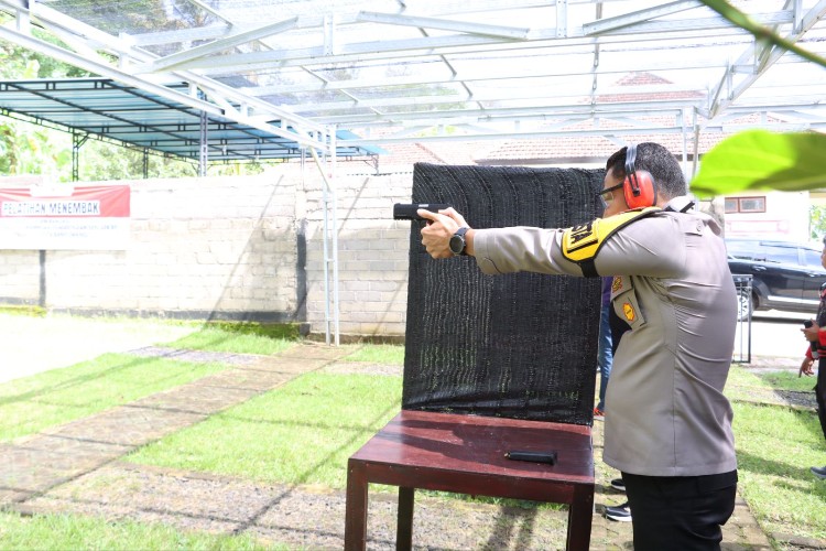 Siap Melindungi Masyarakat, Personel Polresta Banyuwangi Asah Keterampilan Menembak