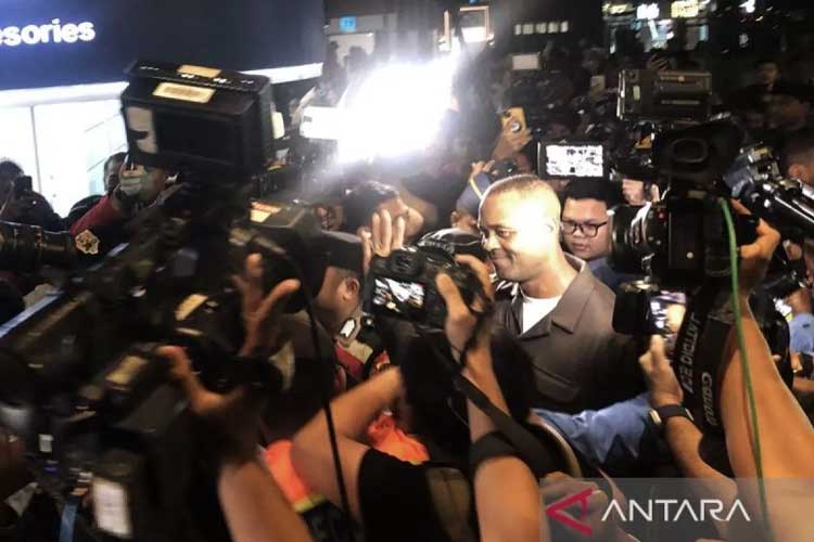 Sejumlah Suporter Sambut Kedatangan Patrick Kluivert di Bandara Soetta