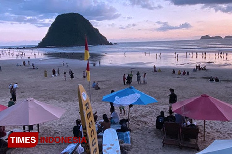 Selama Libur Nataru, 19 Ribu Lebih Wisatawan Kunjungi Pantai Pulau Merah Banyuwangi