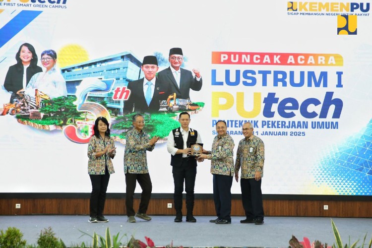 Menteri PU Dody Hanggodo dan  bersama Wamen PU Diana Kusumastuti saat mendampingi Menko IPK Agus Harimurti Yudhoyono dalam Studium Generale Poltek PU di Semarang, Sabtu (11/01/2025).(FOTO: Biro Komunikasi Publik Kementerian PU)