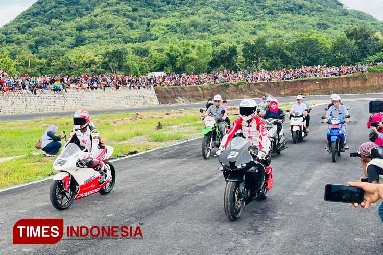 Hadiri Test Drive di Sirkuit Parang Magetan, Khofifah Berharap Muncul Pebalap Internasional