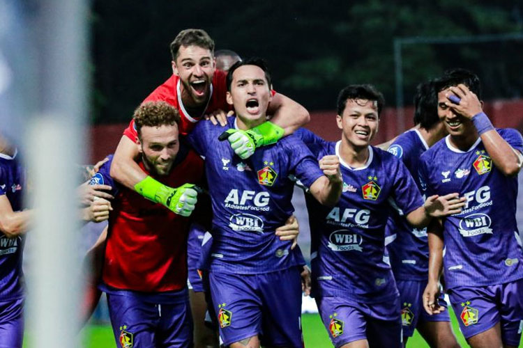 Kiper utama Persik Kediri Leo Navacchio (Jersey merah) saat merayakan gol (Foto :  dok Persik)