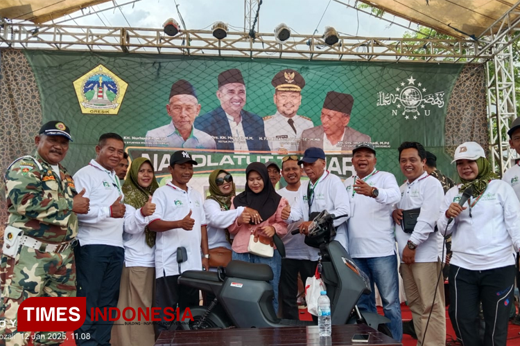 Ribuan Peserta Meriahkan Jalan Sehat di Santri Fest MWCNU Driyorejo Gresik