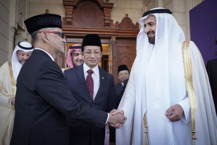 Kepala BP Haji Mochammad Irfan bersalaman dengan Menteri Haji Arab Saudi Tawfiq F. Al Rabiah di Jeddah. (ANTARA/HO-BP Haji)