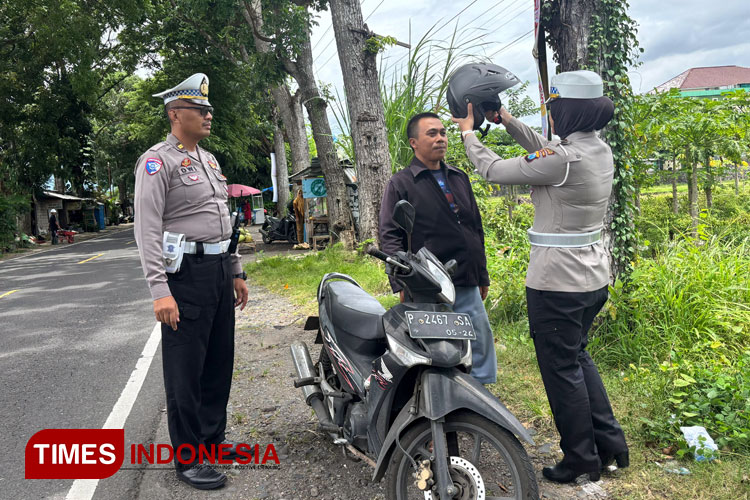 Kejutan Manis dari Polisi, Bagi-bagi Helm Gratis di Jalanan Banyuwangi