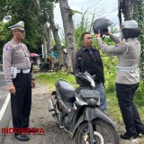 Kejutan Manis dari Polisi, Bagi-bagi Helm Gratis di Jalanan Banyuwangi