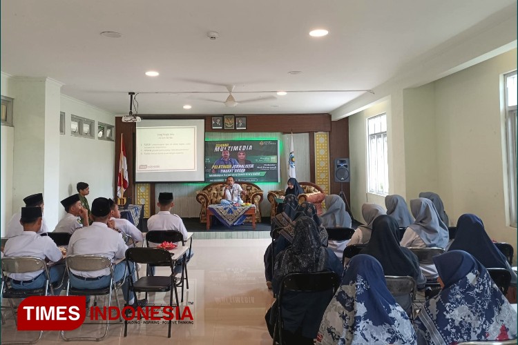 Jurnalis TIMES Indonesia Biro Pacitan, Yusuf Arifai saat memberikan pelatihan jurnalistik BEM STAIFA Pacitan. (FOTO: STAIFA for TIMES Indonesia)