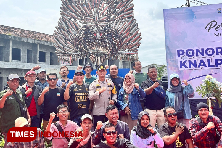 Kreatif, Monumen Reog dari Ratusan Knalpot Brong Diresmikan di Ponorogo