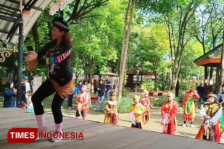 Uri-uri Budaya Tradisional, Pasar Jadoel Ngegong Kota Madiun Tampilkan Reog dan Ganongan Anak