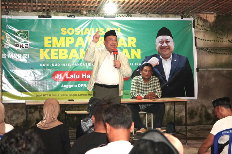 Anggota Komisi X DPR RI Lalu Hadrian Irfani menggelar sosialisasi Empat Pilar Kebangsaan Pancasila, UUD-1945, Negara Kesatuan Republik Indonesia (NKRI) dan Bhinneka Tunggal Ika di Lombok Timur, Nusa Tenggara Barat.