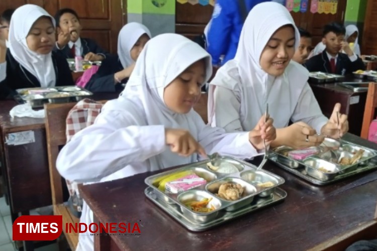 Dapat Makan Bergizi Gratis, Siswa SD di Bondowoso Tanya Keberadaan Prabowo