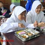 Dapat Makan Bergizi Gratis, Siswa SD di Bondowoso Tanya Keberadaan Prabowo