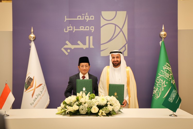 Menteri Agama Nasaruddin Umar dan Menteri Haji dan Umrah Arab Saudi, Tawfiq F. Al-Rabiah usai penandatangan kesepakatan pengatuhan dan kuota haji untuk Indonesia, di Jeddah, Minggu (12/1/2025). (Foto: Kemenag)