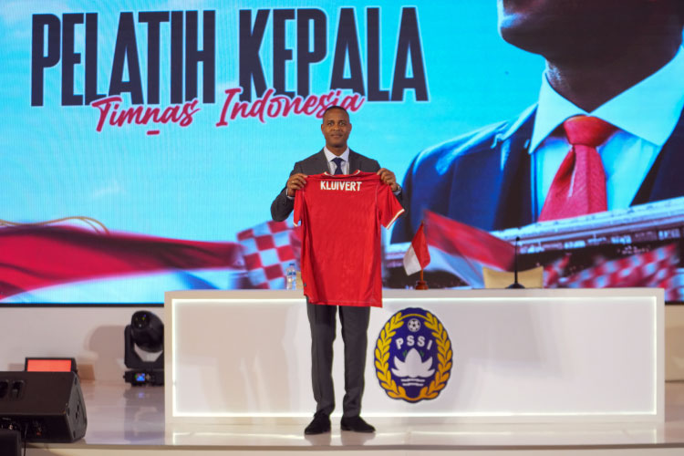 Pelatih Timnas Indonesia Patrick Kluivert saat pertama kali dikenalkan ke publik. (Foto: pssi.org)