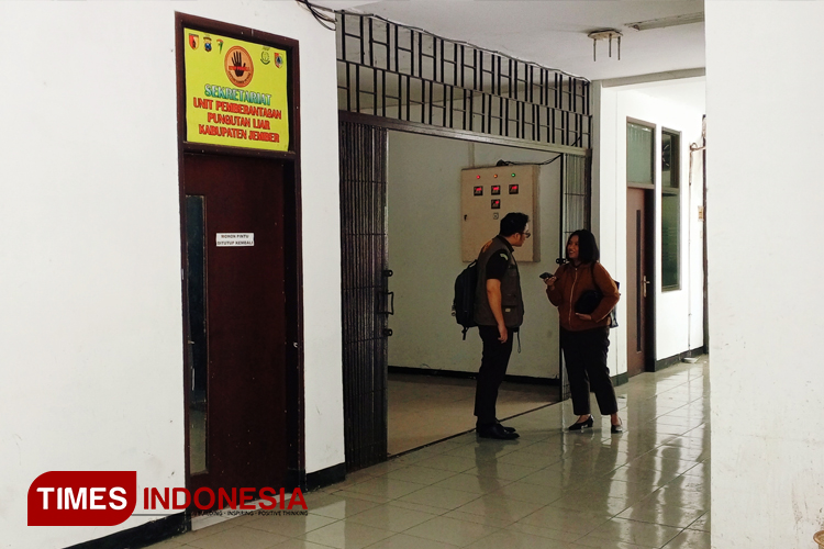 Petugas penyidik dari kejaksaan Jember saat akan memasuki ruang tim UPP (Unit Pemberantasan Pungutan Liar) atau Saber Pungli pemkab Jember (Foto : M.Abdul Basid/TIMES Indonesia).