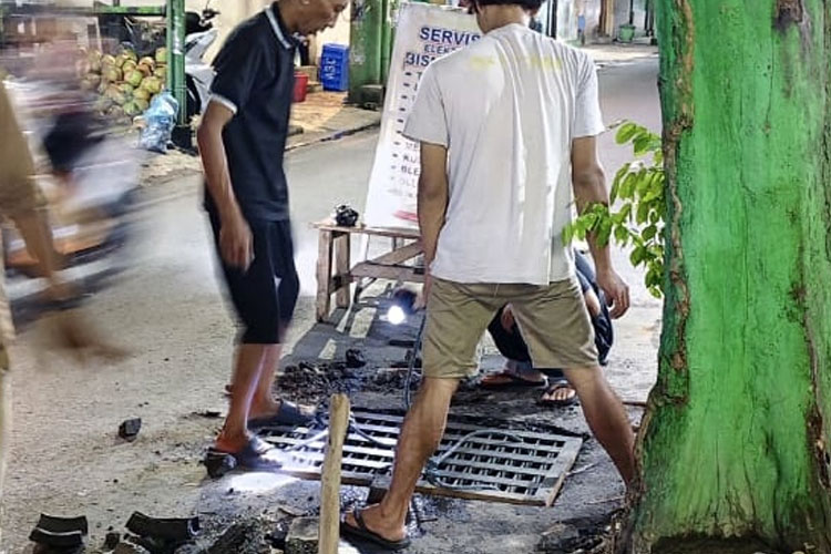 Warga-saat-memperbaiki-sendiri-grill-drainase-a.jpg