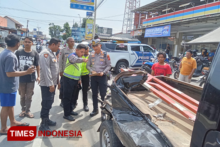 Kepolisian Polres Majalengka melakukan olah TKP kecelakaan beruntun. (FOTO: Jaja Sumarja/TIMES Indonesia)