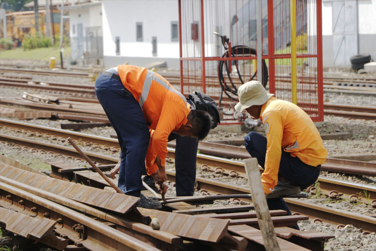 KAI Tingkatkan Keselamatan Perjalanan Kereta Api dengan Penggantian Material Prasarana Rel Tahun 2024