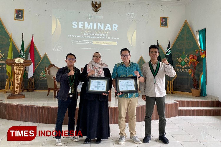 Narasumber dari Komisioner KPU Temanggung R.M. Bagus Pratomo, S.T., M.H dan Luluk Ifadah, M.S.I dari Akademisi yang juga FSP Kemendikbud RI, berfoto bersama usai acara. (FOTO: Hermanto/TIMES Indonesia)