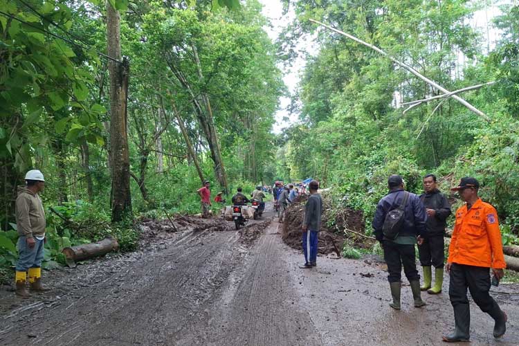 Evakuasi Jalan Terkena Longsor di Jalur Gunung Geger - Pagak Butuh Alat Berat