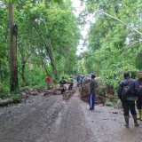 Evakuasi Jalan Terkena Longsor di Jalur Gunung Geger - Pagak Butuh Alat Berat