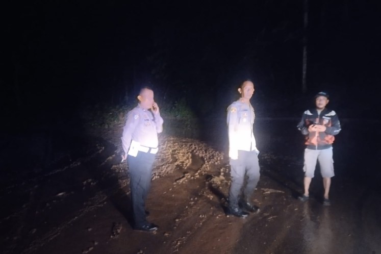 Petugas mengecek lokasi longsor di Jalan Majalengka-Kuningan. (FOTO: BPBD Majalengka for TIMES Indonesia)