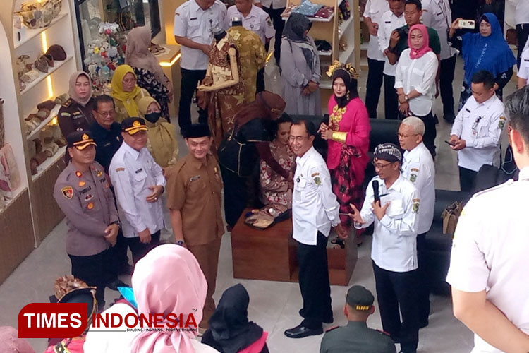 Pj Bupati Banjarnegara Muhammad Masrofi dan jajaran Forkopimda saat meninjau gedung PLUT. (FOTO: Muchlas Hamidi/TIMES Indonesia)