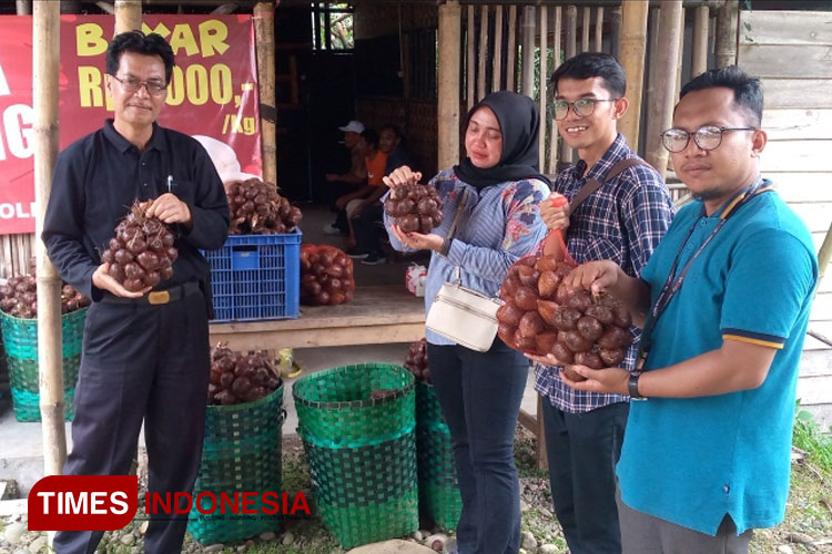 Rani dan penggiat wisata lokal saat berada di kawasan agrowisata Madukara, Banjarnegara. (FOTO: Muchlas Hamidi/TIMES Indonesia)