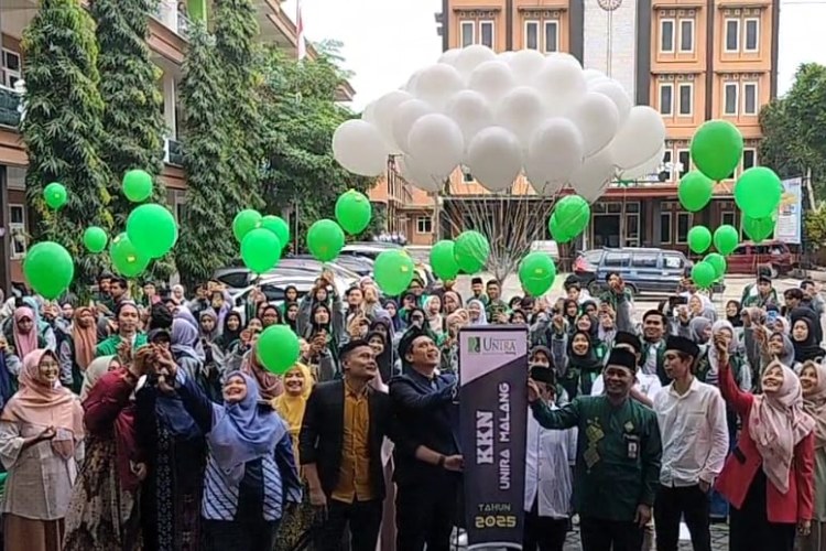 Pelepasan balon udara bersama-sama saat pemberangkatan mahasiswa KKN-Tematik berbasis Pesantren, di kampus Unira Malang, Rabu (15/1/2025). (Foto: Unira Malang)