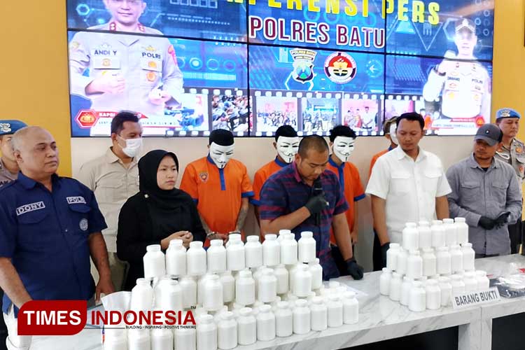 Petani ganja ini lulusan universitas di Kota Malang dan tiga tersangka pengedar narkoba. (FOTO: Muhammad Dhani Rahman/TIMES Indonesia)