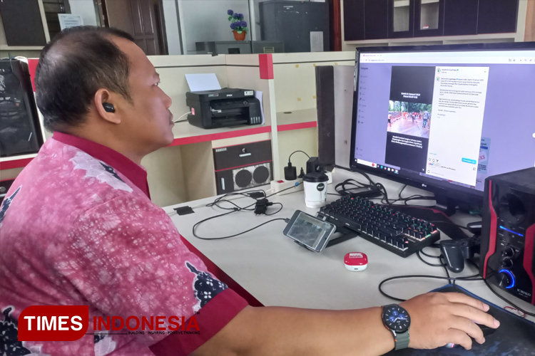 Kepala Diskominfo Majalengka, Gatot Sulaeman saat memantau medsos. (FOTO: Diskominfo Majalengka for TIMES Indonesia)