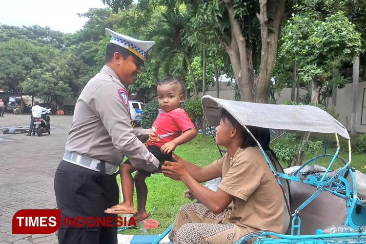 Kasat Lantas Probolinggo Sewakan Becak untuk Pengendara yang Kena Tilang