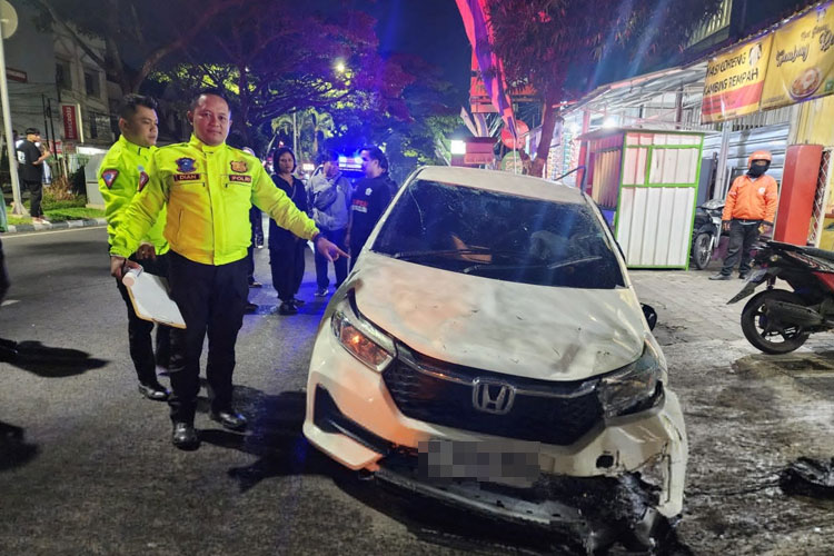 Kondisi mobil usai menabrak gerobak nasgor di kawasan Suhat, Kota Malang. (Foto: Dok. Satlantas Polresta Malang Kota/TIMES Indonesia)
